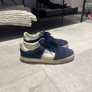 Valentino flycrew  - |Säljer nu dessa snygga valentino flycrew i storlek 41 som passar 42|Skorna är använda men fortfarande i ett bra skick|Skorna saknar 3 nitar|Vid eventuella frågor är du välkommen att kontakta oss| 