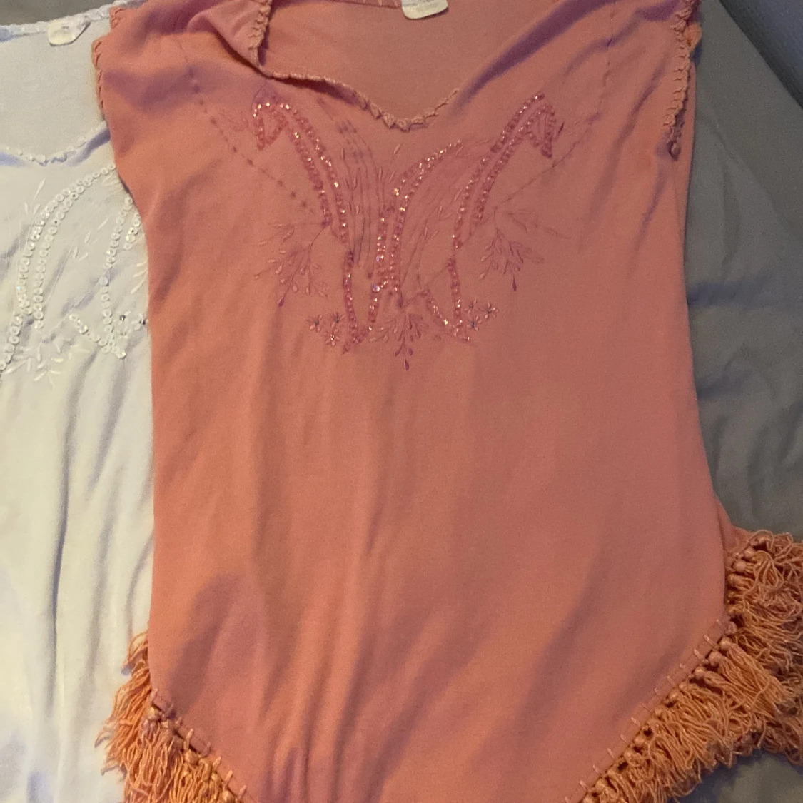 Två fransiga toppar med paljetter - 1