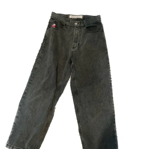 Mörkgröna jeans från Polar Big Boy  - Mörkgröna Big Boy jeans från Polar med väldigt baggy/loose passform. Skick 6/10, då varje ben har brister i vardera häl (se bilder) samt ett litet hål längst ner på höger ben. Dock är ingen av dessa brister något man tänker på vid användning. Bara att höra av sig vid eventuella frågor😁