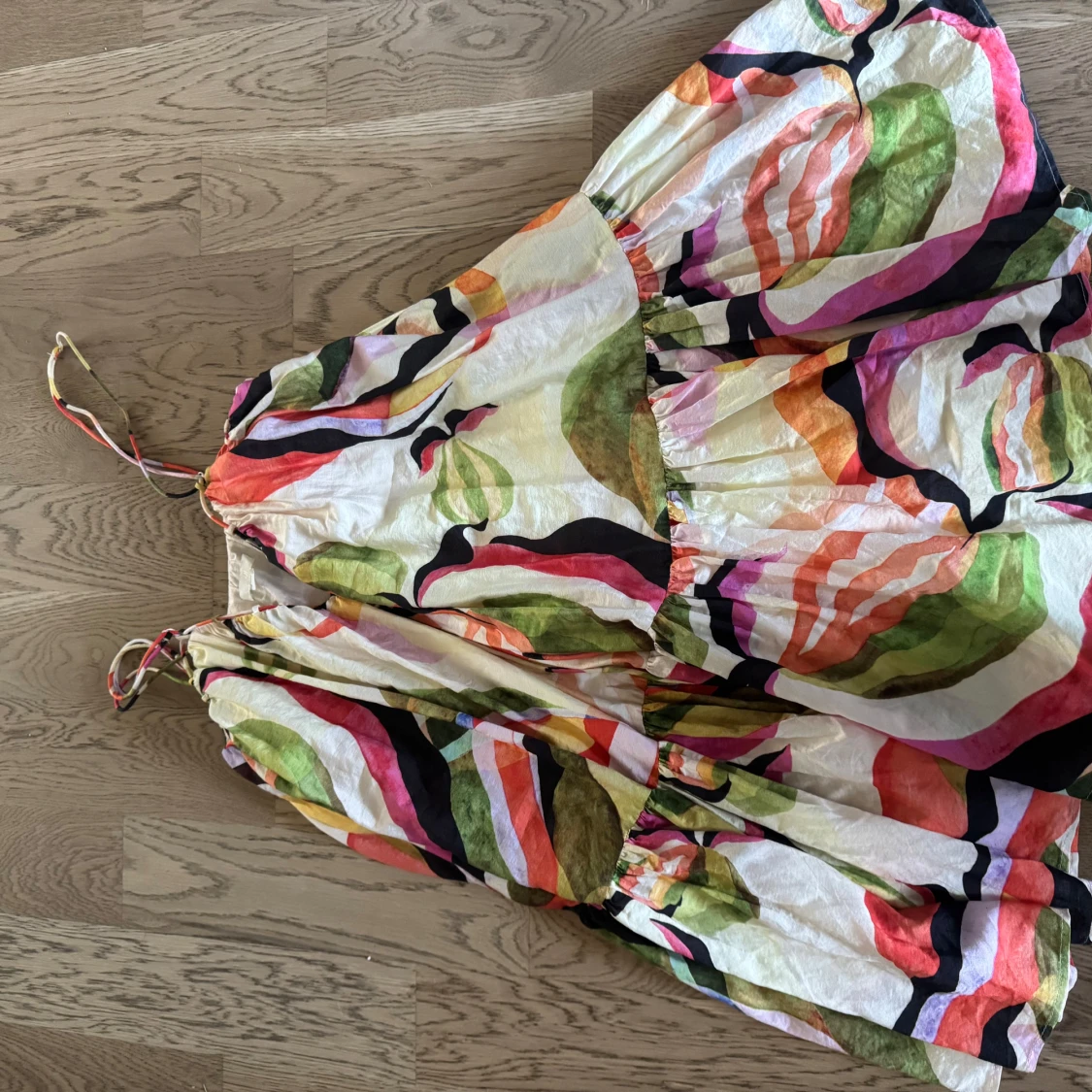 Färgglad volangklänning från H&M