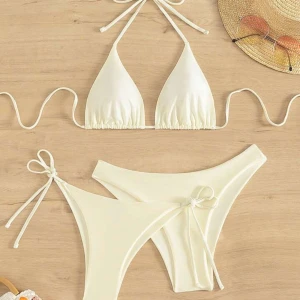 Bikini - Säljer denna super söta helt oanvända bikinin från shein med en topp och två olika underdelar💕💕
