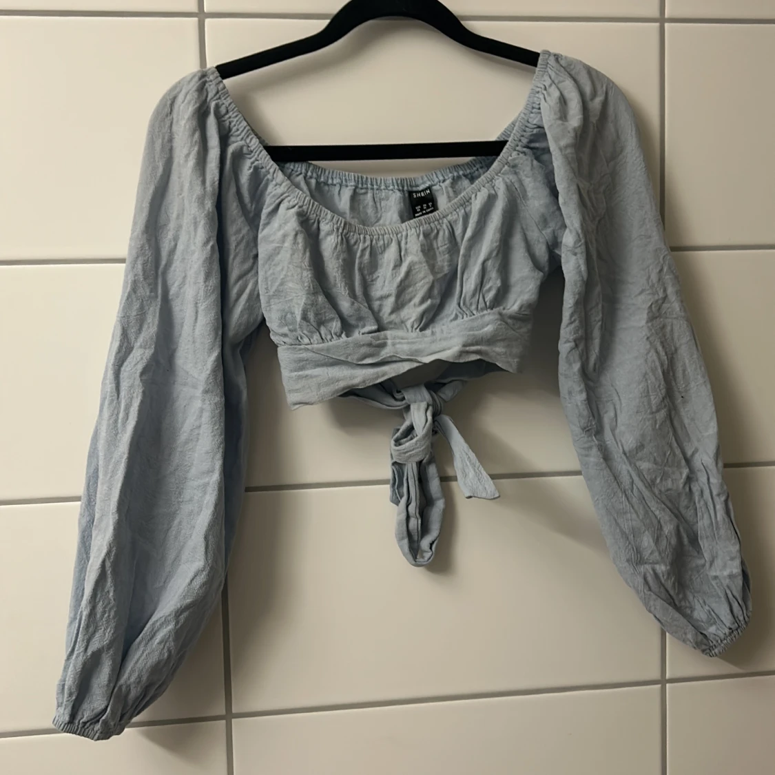 Ljusblå omlottopp med knyt och öppen i ryggen  från SHEIN