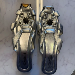 Fem par skor för 150kr - storlek 39 - Säljer fem par skor för sommaren för 150kr, storlek 39 på alla par. 