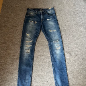 Jeans från scotch and soda  - Jeans från scotch and soda med slitningar. Storlek 29/34
