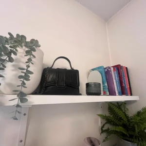 Svart väska  - Supersnygg svart handväska från Zara, säljer då den inte kommer till användning💘