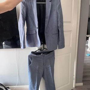 Blå kostym - Snygg blå kostym från H&M i storlek 164 i överdelen och 158 i underdelen. Säljer som ett set💙