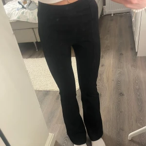 Svarta bootcut kostymbyxor Gina Tricot - Snygga svarta bootcut kostymbyxor med Mjukt material och med lite högre midja. Även två sömmar längs med benen och den är i storlek S och i mycket bra skick!