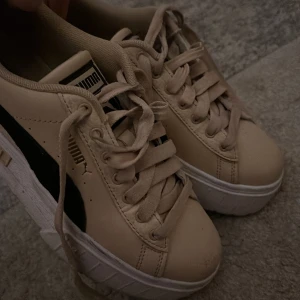 Beige sneakers från Puma  - Säljer skorna för används inte längre. Har knappast använt dem också så ja