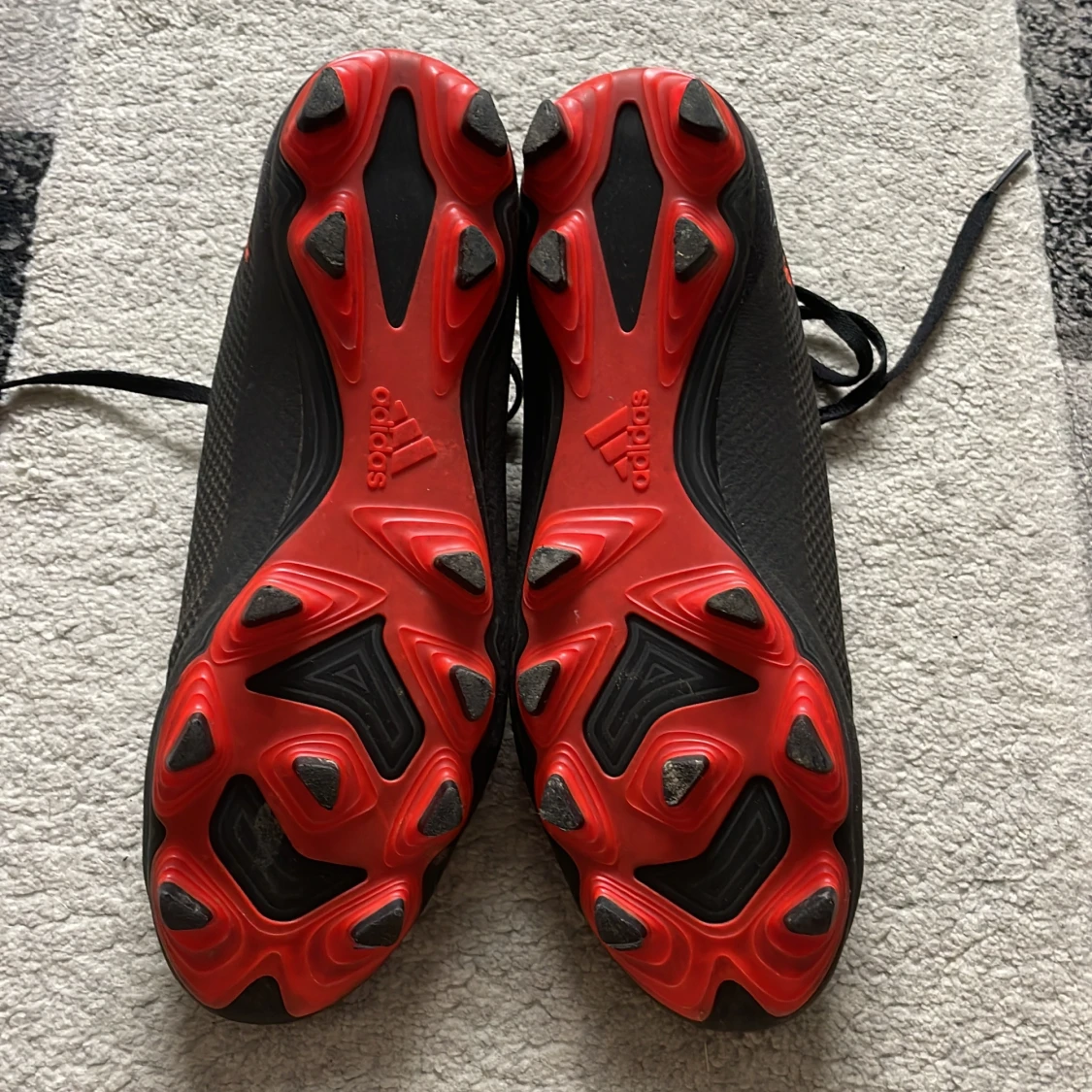 Adidas svarta fotbollsskor strl 41⅓ - 1