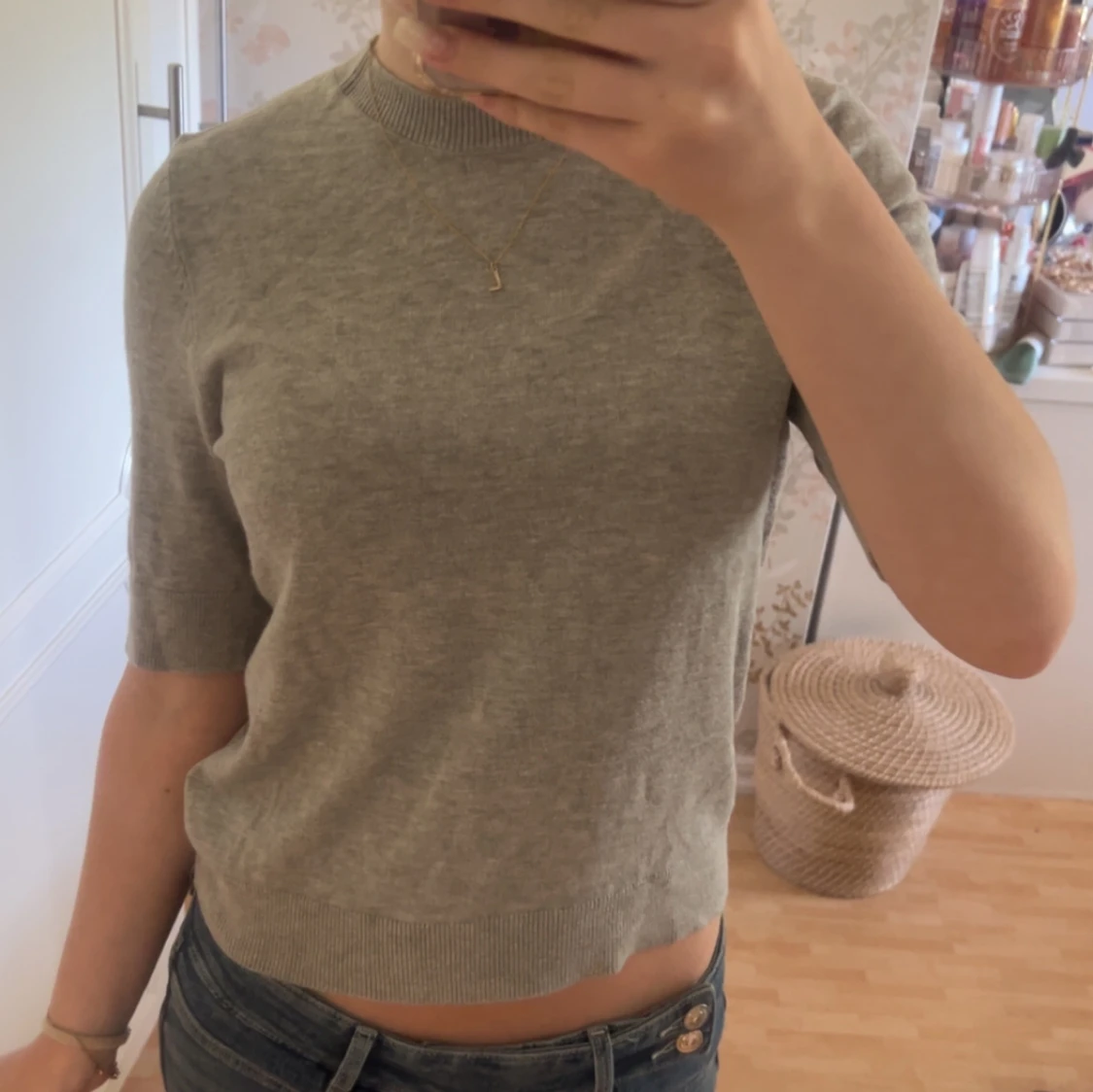 Grå stickad kortärmad tröja