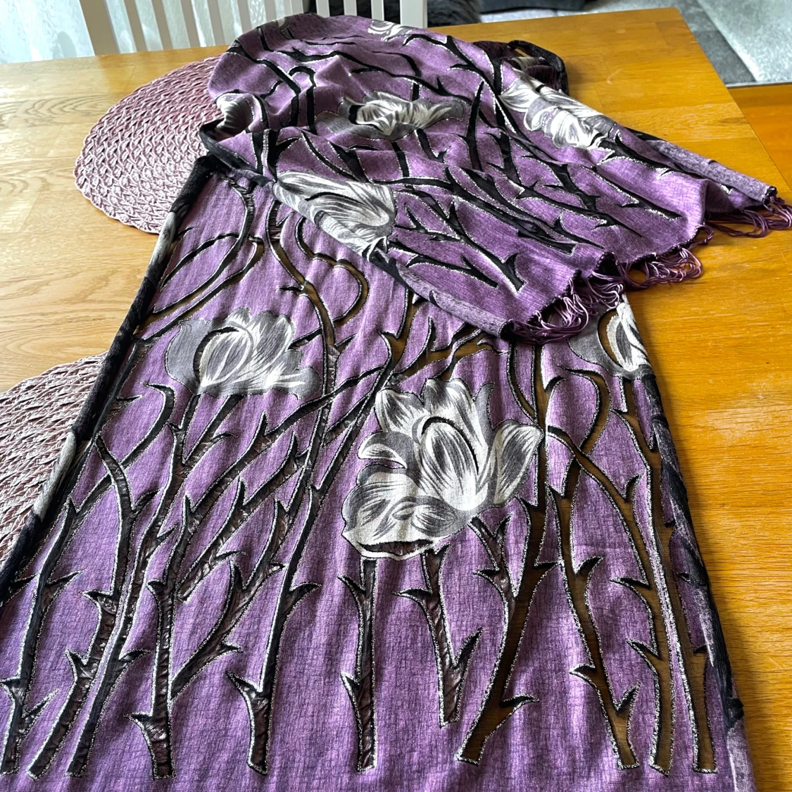 Lila blommig halsduk med fransar - 1