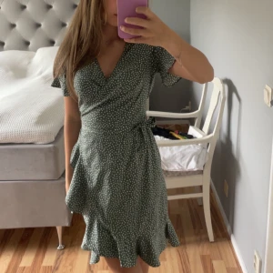 grön prickig omlottklänning 🦢 - aldrig använt, sitter så skönt och svalt!!❤️prisförslag tas förmodligen emot