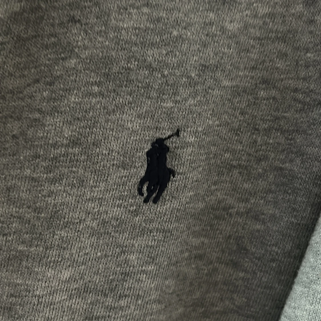 Grå hoodie från Polo Ralph Lauren.storlek är 14 till 16 år  - 4