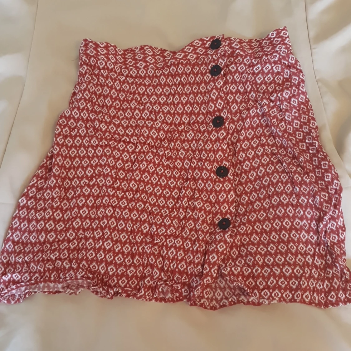 Rödvit mönstrad minikjol med knappar