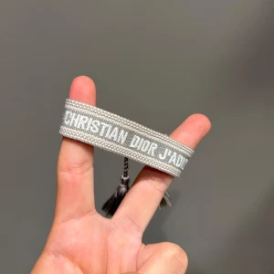 Dior armband - Mycket bra skick. Perfekt till alla tillfällen. Passar alla