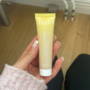 IsaDora Glow Face Primer SPF 50 - Glow Face Primer från IsaDora med SPF 50. Den är helt oanvänd. Jag har inte ens provat denna. Säljer pågrund av att jag är i behov av pengar.