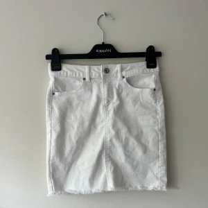 Vit jeanskjol  - Säljer denna vita jeanskjolen från pieces då den inte används 🌸 perfekt för sommaren! Pris är diskuterbart. 