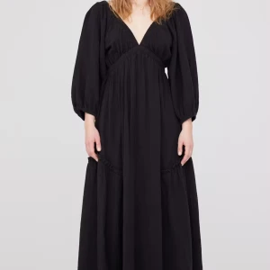 Svart långklänning med ballongärmar NY - Svart långklänning med djup v-ringning fram och öppen rygg. Klänningen har trekvartsärmar med lätt puff och ett flowigt fall. Perfekt för dig som gillar en stilren och elegant look. Klänningen är fr Cubus och har lappar kvar dvs helt ny.