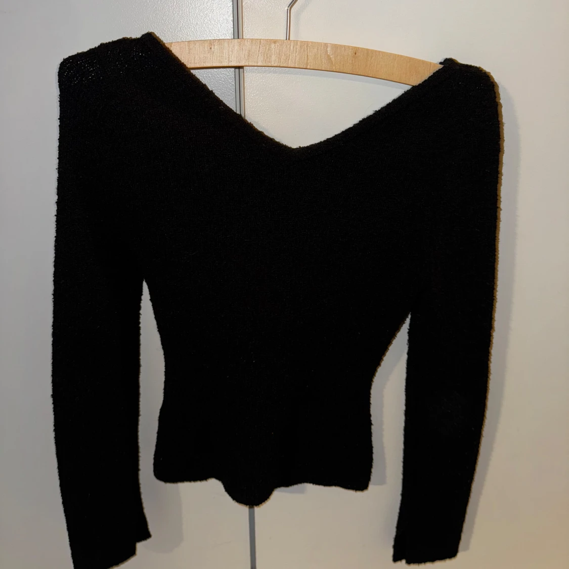 Svart stickad v-ringad tröja