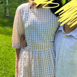 Slutsåld Monki klänning - Superfin långklänning från Monki i beige och vitt rutigt mönster. Sälja inte längre vad jag kan se. Fråga om fler bilder💛