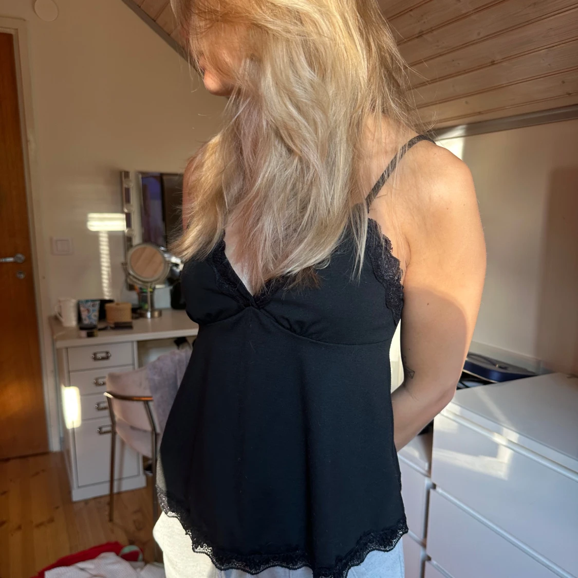 Svart linnetopp med spetsdetaljer