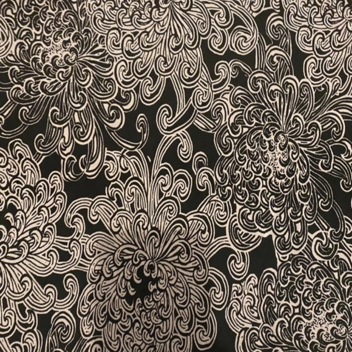 Svart kjol med blommigt mönster - 2