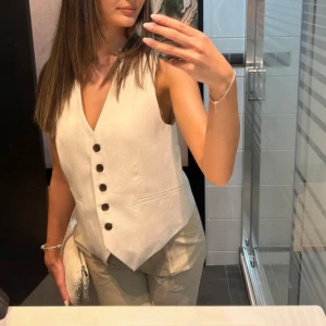 Zara - Väst - Beige linneväst med knappar från Zara endast använt en gång 