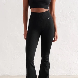 Svarta ribbade bootcut tights  - Snygga svarta leggings med ribbad struktur och bootcut-snitt från aimn. Hög midja som sitter bekvämt. Använda 1 gång så är i nyskick. Kan diskutera pris vid snabb affär 