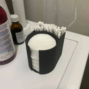 Svart hållare för bomullsrondeller - Praktisk svart 3d printad hållare i plast för bomullsrondeller och tops. Perfekt för att organisera sminkbordet och hålla pads och tops nära till hands när du sminkar dig eller tar bort smink. Modern och stilren design som passar in i de flesta badrum.