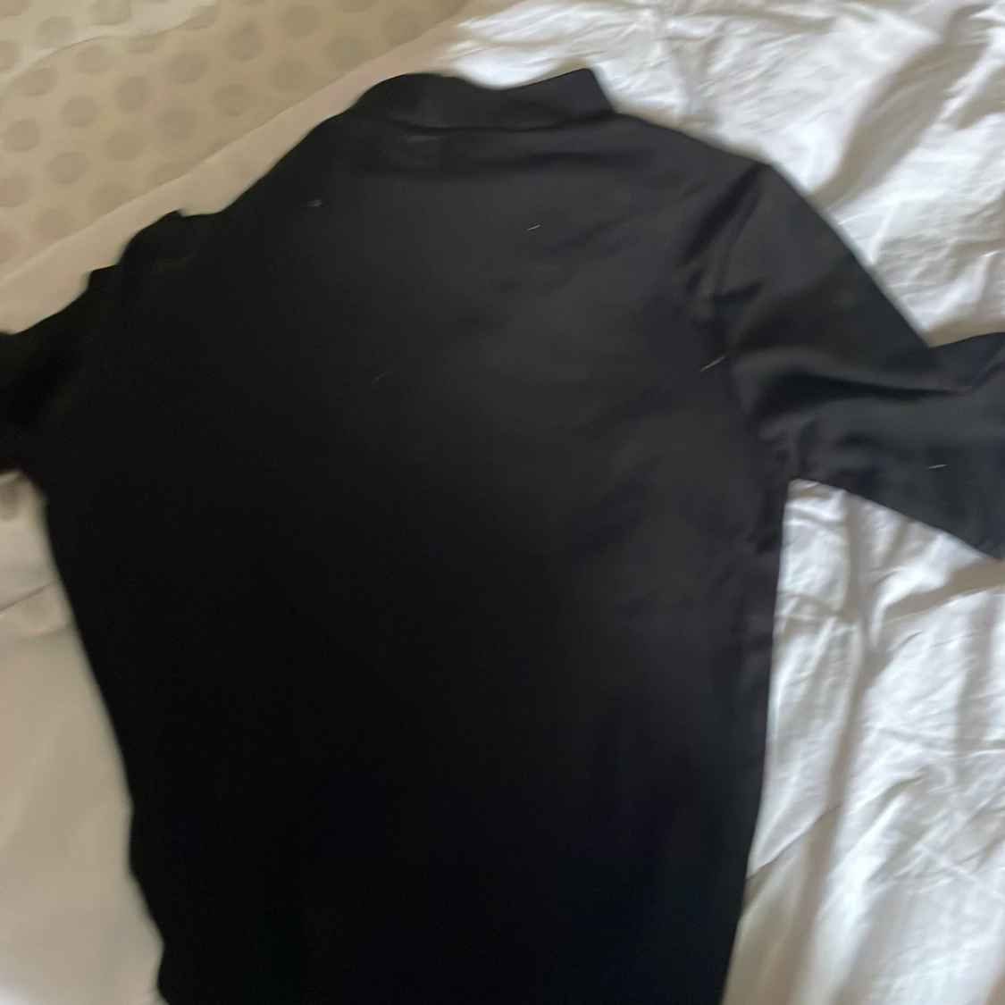 Svart topp med text från H&M Divided - 2