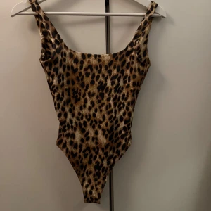 Leopard body - Leopard body från H&M i stl xs. Aldrig använd. 