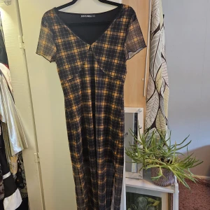 Rutig klänning - Svartgul-rutig klänning från Disturbia. Stretchigt material som går ut i en kjol med två "slits" vid benen. Skulle säga att den passar både storlek S och M. Jättesnygg men har inte kommit till användning mer än någon enstaka gång. 😊