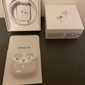 Hörlurar PRO 2 - De jag säljer är oöppnade bilderna visar bara vad som ingår och vilka tillbehöre som tillkommer.vid köp så frakt jag inom 1-2 dagar 📦