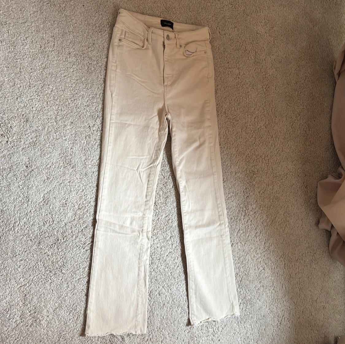 Beige raka jeans med råa kanter från Vero Moda