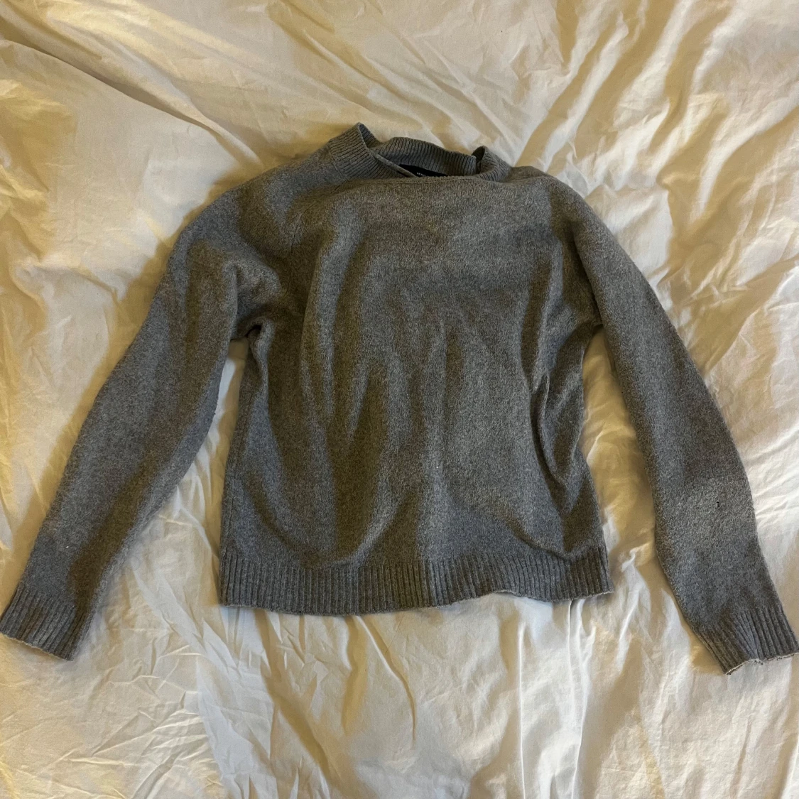 Ljusgrå stickad tröja från Vero Moda - 1