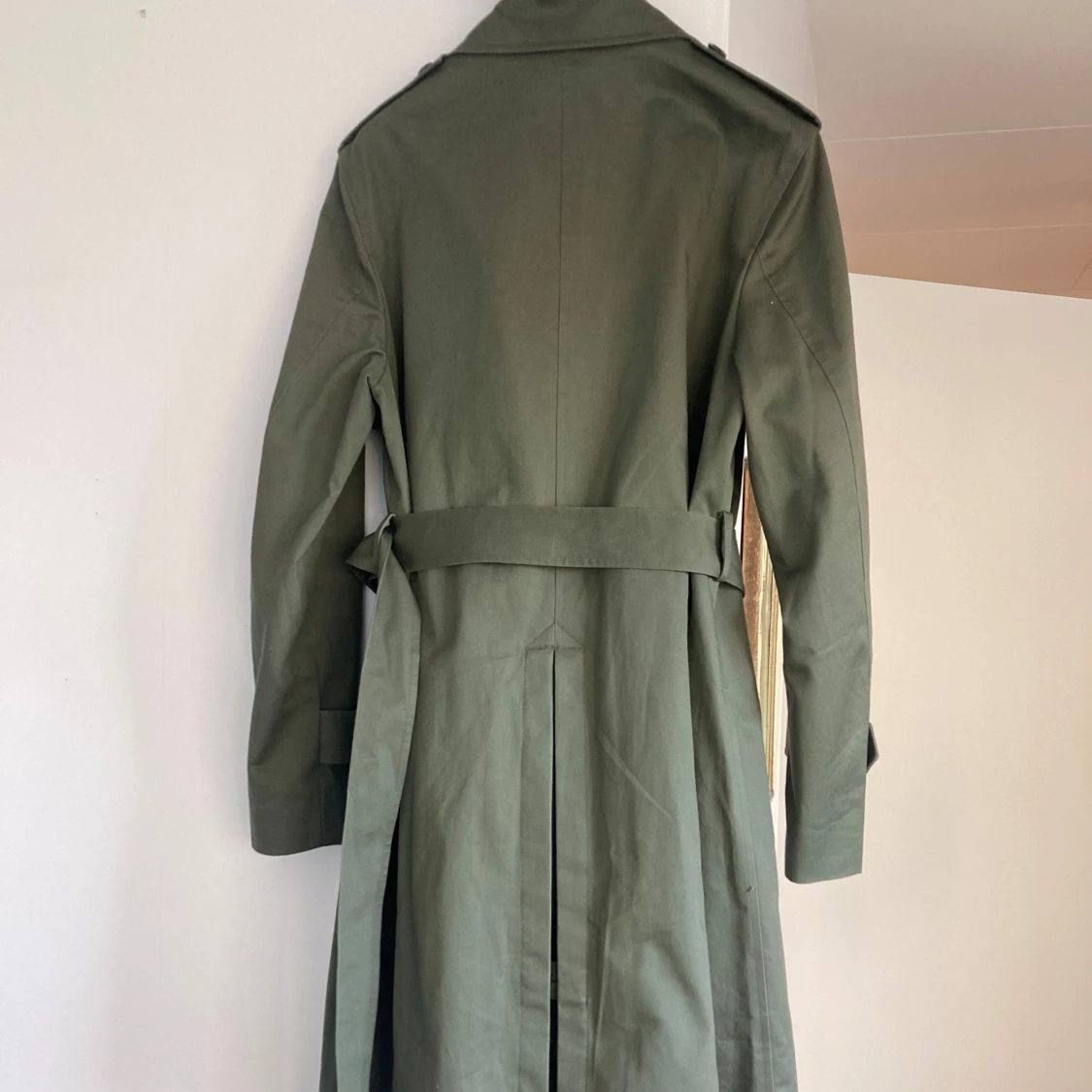 Olivgrön trenchcoat från Uniqlo - 1