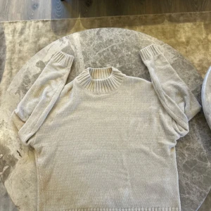stickad tröja  - Mysig beige stickad tröja från Sister Knitwear med hög ribbad krage och långa ärmar. Passar som Xs.
