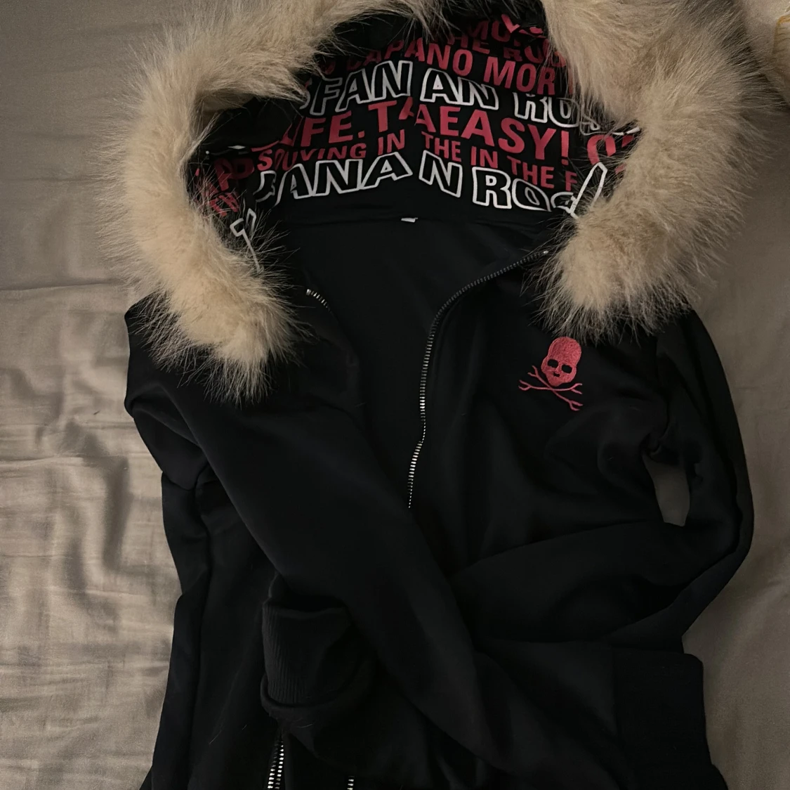 Svart jacka med fuskpäls och dödskalle - 3