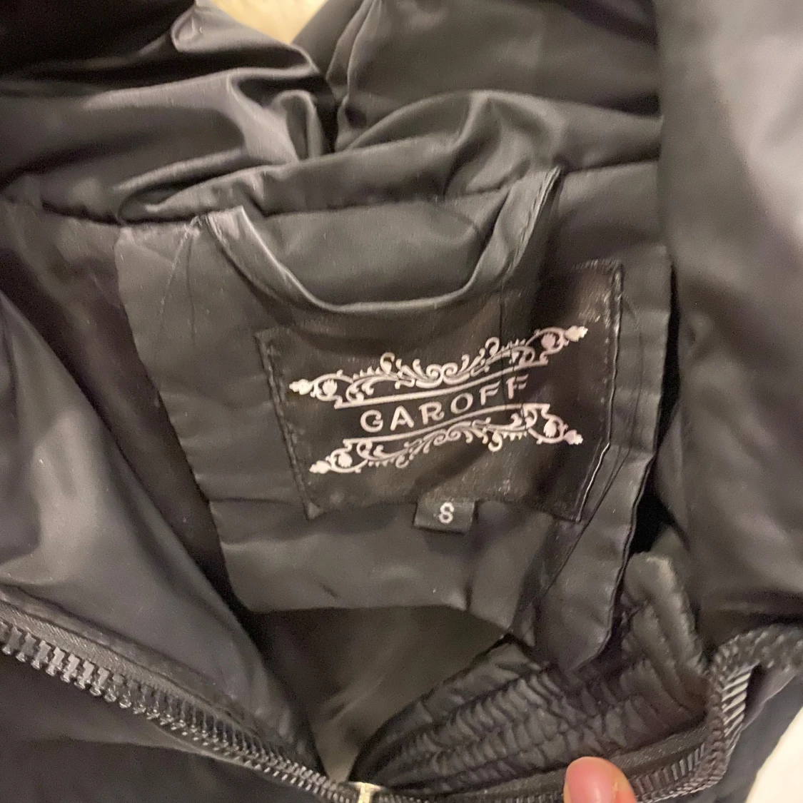 Svart pufferjacka med päls från Garoff - 2
