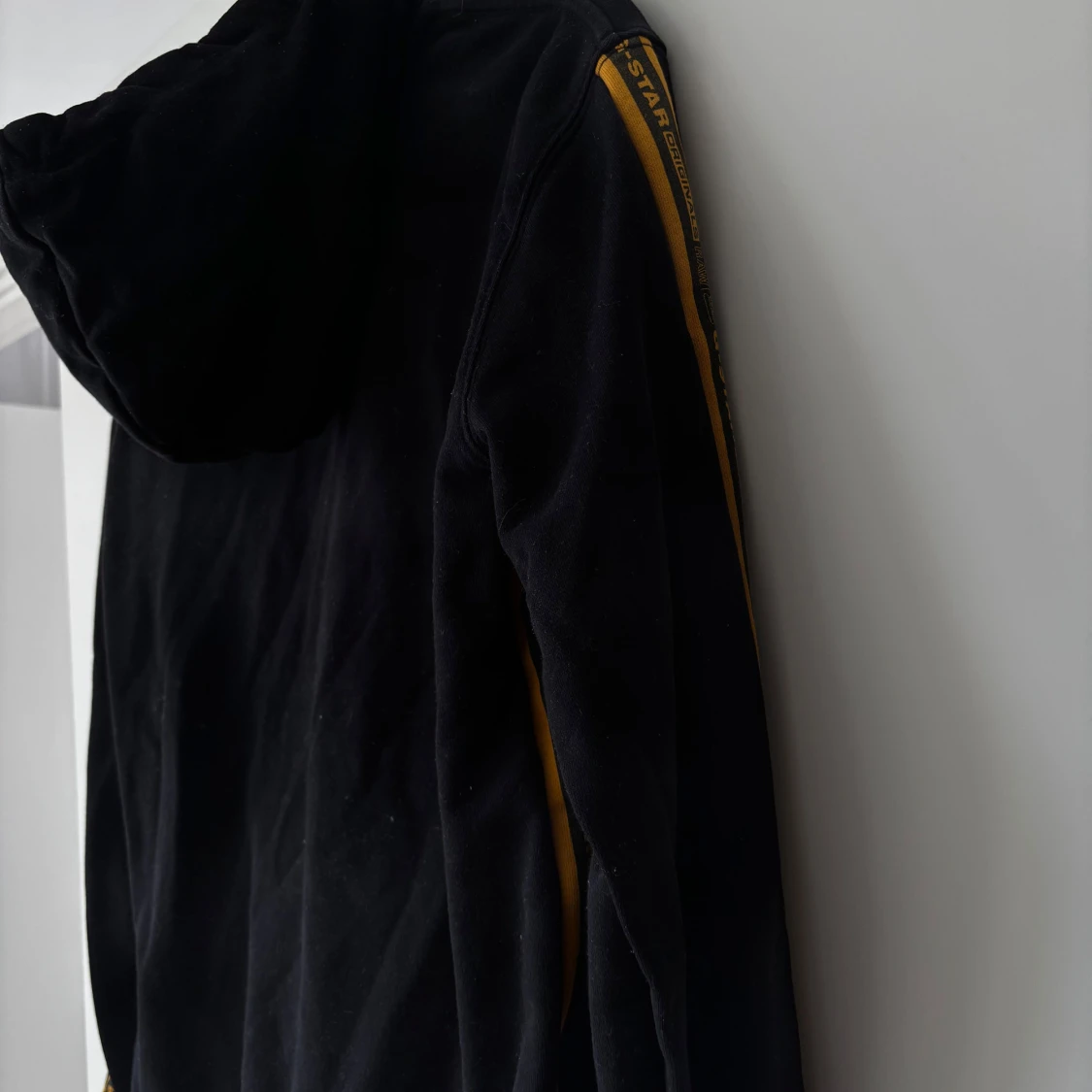 Svart hoodie från G-Star RAW med gula detaljer - 1