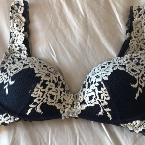Intimissimi bh - Säljer en intimissimi bh i mörkblå, pris går att diskuteras💓 Använd fåtal gånger