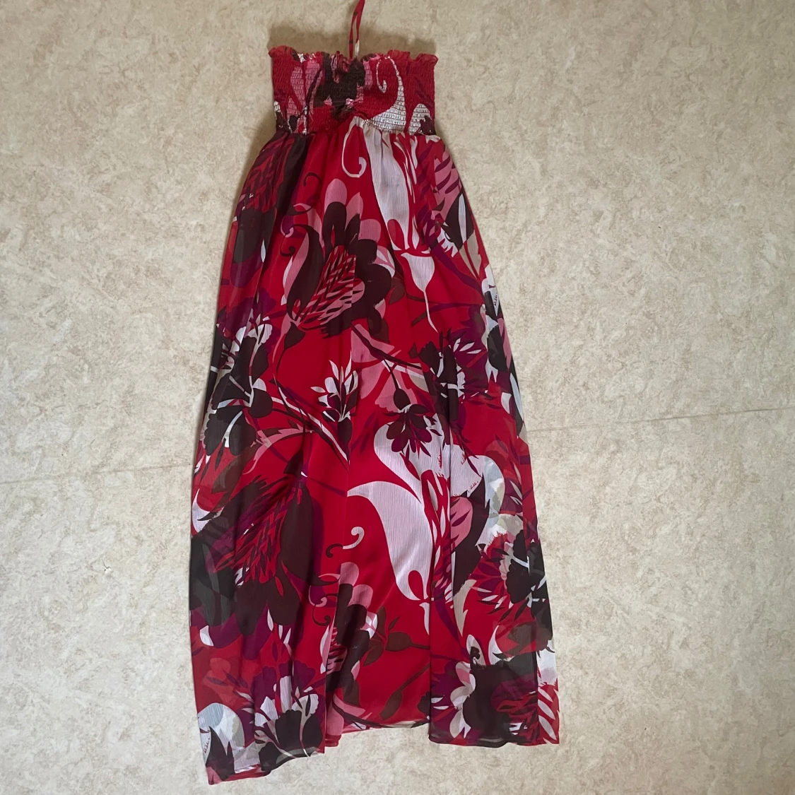 Röd och vit maxiklänning med blommigt mönster - 3