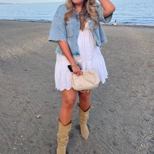 Vit zara klänning - Populär vit klänning från zara. I storlek XL men passar L också. Justerbar. 