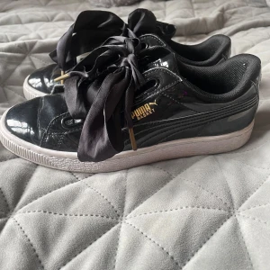 Svarta Puma skor  - Säljer dessa snygga svarta Puma skor i storlek 38! Väldigt bra skick