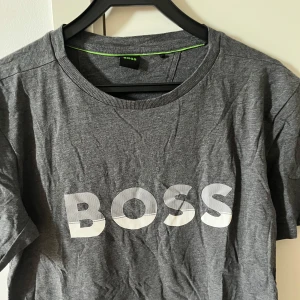 Grå t-shirt från BOSS - Snygg grå t-shirt från BOSS .