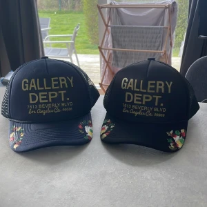 GD keps  - Fetaste kepsarna till sommaren hittils inne just nu, två gallery delta kepsar i svart och mörkblå, priset är styck så inte båda för priset, bara höra av sig vid frågor så löser vi något !! 