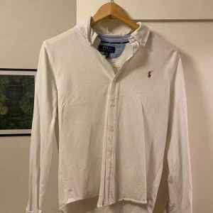 Vit långärmad skjorta från Polo Ralph Lauren - Klassisk vit skjorta från Polo ralph lauren. Ny pris 1600.