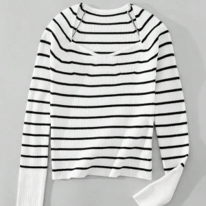 Vit och svart randig ribbad tröja - Säljer en vit ribbad tröja med svarta ränder. 