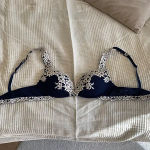 Intimissimi pretty flowers super push up 75 b  - Säljer en mörkblå bh från inimissimi med vacker ljus spets och blommig brodyr. Bh:n har justerbara axelband och hakknäppning bak. Använd vid ett fåtal tillfällen. Så underbart fin och skön! 💞