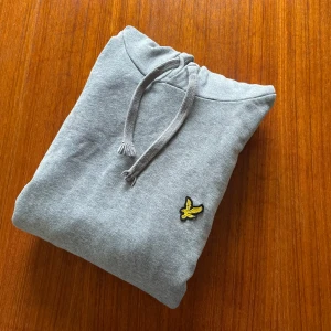 Grå Lyle & scott hoodie - Grå hoodie från Lyle & scott. Perfekt för alla årstider. Perfekt för en stilren outfit. Skicket är 8,5/10